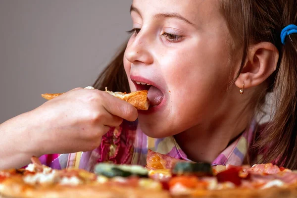 Közelkép Fiatal Gyönyörű Csinos Lány Eszik Egy Szelet Pizza — Stock Fotó