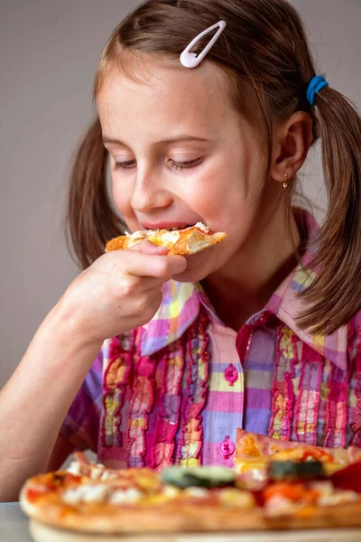 Fiatal Gyönyörű Vonzó Lány Élvezi Finom Szelet Pepperoni Pizza — Stock Fotó