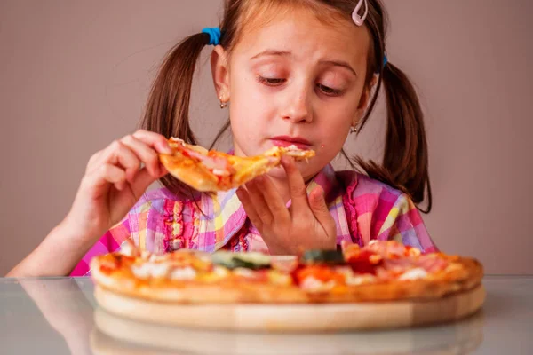 Közelkép Portré Fiatal Gyönyörű Lány Élvezi Finom Szelet Pizza Vízszintes — Stock Fotó