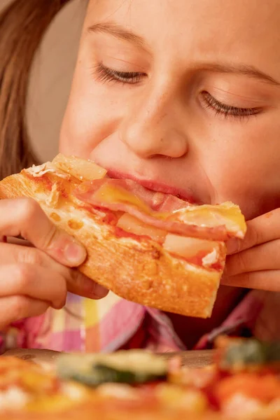 Közelkép Vonzó Fiatal Gyönyörű Lány Élvezi Finom Szelet Pizza — Stock Fotó