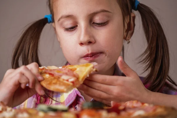 Egy Gyönyörű Fiatal Lány Portréja Pizzával Boldog Gyermek Szórakozás Eszik — Stock Fotó