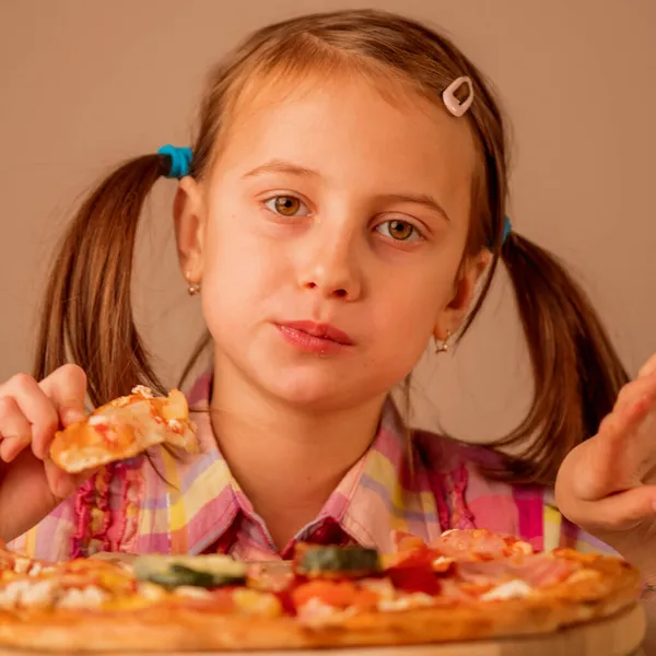 Foto Menina Goza Deliciosa Fatia Pizza Gosta Deste Sabor Fecha — Fotografia de Stock