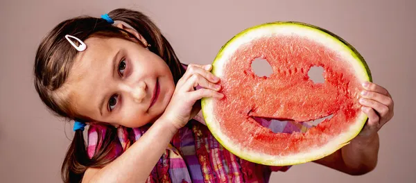 Lachende Wassermelone Nahaufnahme Schönes Junges Mädchen Mit Lächelnder Wassermelone Horizontales — Stockfoto