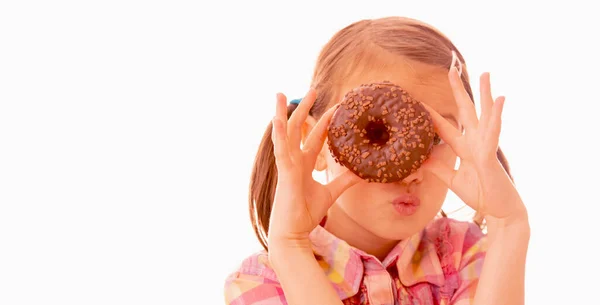 Κοντινό Πλάνο Όμορφο Κορίτσι Ψάχνει Μέσα Από Τρύπα Ντόνατ Γλυκά — Φωτογραφία Αρχείου