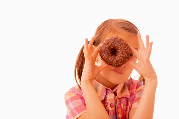 Όμορφο Κορίτσι Ψάχνει Μέσα Από Τρύπα Ντόνατ Λευκό Φόντο Γλυκά — Φωτογραφία Αρχείου