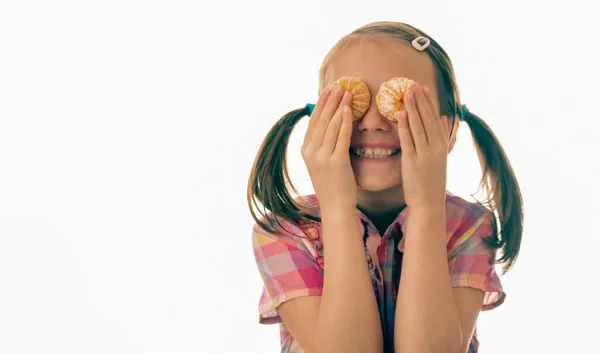 Potret Lucu Gadis Cantik Muda Menempatkan Jeruk Keprok Dua Matanya — Stok Foto