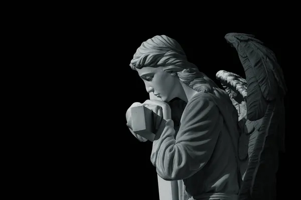 Belo Anjo Triste Com Cruz Fundo Preto Perfil Uma Estátua — Fotografia de Stock