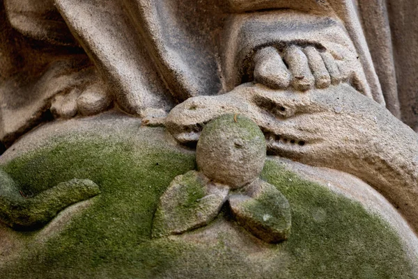 Религиозный Символ Христианства Закройте Деву Марию Раздавив Ногой Змея Символ — стоковое фото