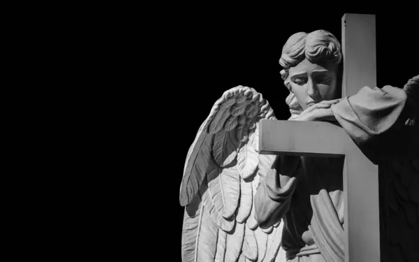 Schöner Trauriger Engel Mit Kreuz Fragment Einer Antiken Statue Mit — Stockfoto