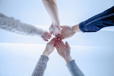 Genç iş adamlarının el ele tutuşması birlik, takım çalışması, güç ve başarının simgesi.. 