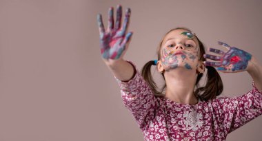 Yüzü renkli, mutlu ve güzel bir kızın komik yüz ifadesi. Boşluğu kopyala. 