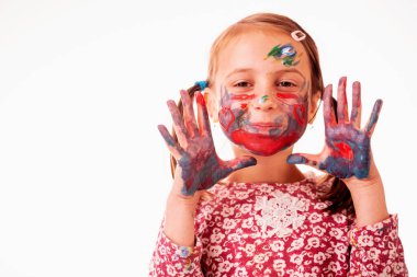 Çocuk makyajı. Renkli yüzü olan güzel bir genç kızın komik görüntüsü. Boşluğu kopyala.