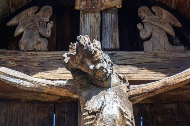 İsa Mesih 'in meleklerle çarmıha gerilmesi. Acının, ölümün ve dirilişin kavramsal görüntüsü. Antik ahşap heykel, parça.