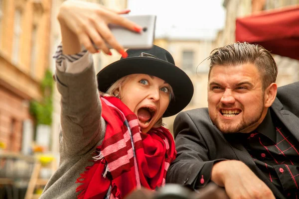 Divertida Imagen Jóvenes Juguetones Tomando Selfie Con Cámara Móvil Smartphone —  Fotos de Stock