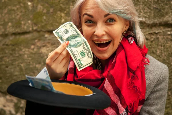 Szczęście Znaleźć Pieniądze Portret Bardzo Szczęśliwej Kobiety Banknotami Dolarowymi Śmieszne — Zdjęcie stockowe