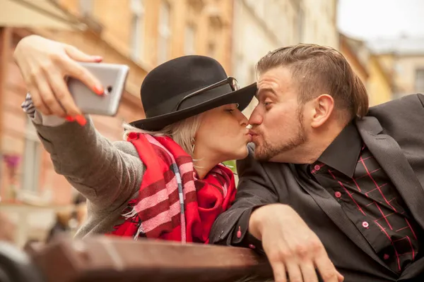 Couple Amoureux Prend Selfie Avec Smartphone — Photo