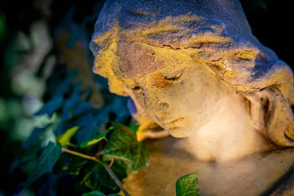 Прекрасный Печальный Ангел Хранитель Фрагмент Древней Статуи — стоковое фото