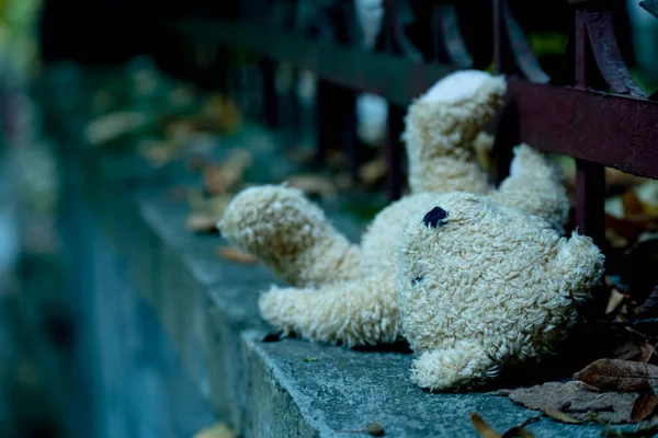 Поняття Втрачене Дитинство Самотність Брудний Плюшевий Ведмідь Лежить Відкритому Повітрі — стокове фото