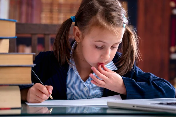 Conceptual Image Learning Process Young Beautiful Girl Learning Laptop Library — Stock Photo, Image