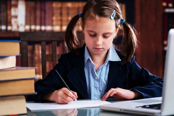 年轻漂亮的女孩在图书馆用笔记本电脑学习 横向图像 — 图库照片