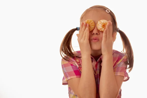 Potret Lucu Gadis Muda Yang Bahagia Menempatkan Jeruk Keprok Kedua — Stok Foto