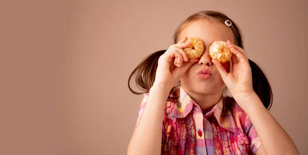 Retrato Jovem Menina Feliz Coloca Tangerina Seus Dois Olhos Imagem — Fotografia de Stock