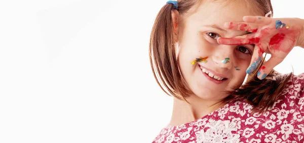 Молода Щаслива Дівчина Різнокольоровими Пофарбованими Руками Обличчям Крупним Планом — стокове фото