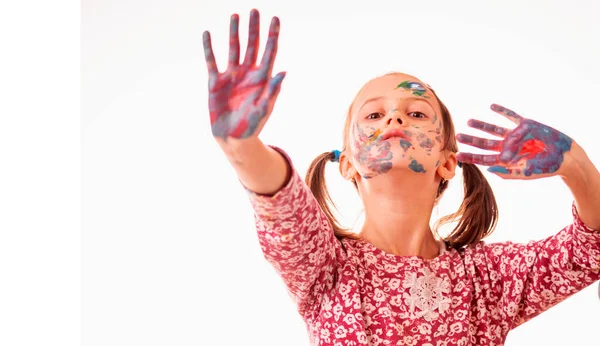 Maquiagem Infantil Retrato Engraçado Menina Com Mãos Pintadas Coloridas Rosto — Fotografia de Stock