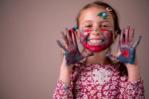 Dětský Make Šťastný Úsměv Krásná Mladá Dívka Barevným Malovaným Obličejem — Stock fotografie