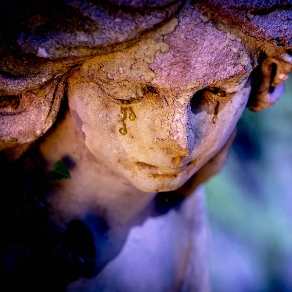 Piękny Anioł Stróż Łzami Oczach Fragment Starożytnej Posągu — Zdjęcie stockowe
