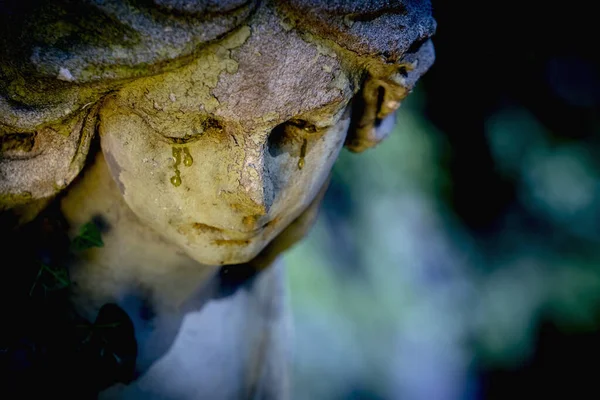 Triste Ngel Con Lacrime Agli Occhi Frammento Una Statua Antica — Foto Stock