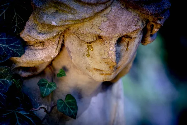 Cierra Triste Ángel Guarda Fragmento Una Estatua Antigua —  Fotos de Stock