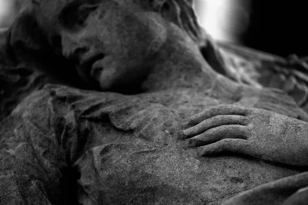 人間の人生の終わりの古代の石の像の断片 ベッドの上で美しい死んだ女性の光 手に焦点を当てる — ストック写真