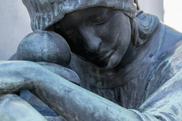 Fragmento Antigua Estatua Mujer Triste Desesperada Tumba Imagen Horizontal —  Fotos de Stock