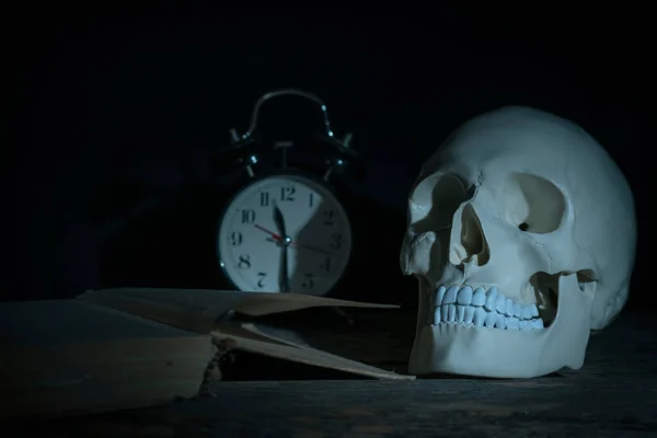Teschio Umano Libro Sveglia Come Metafora Simbolo Della Morte Niente — Foto Stock