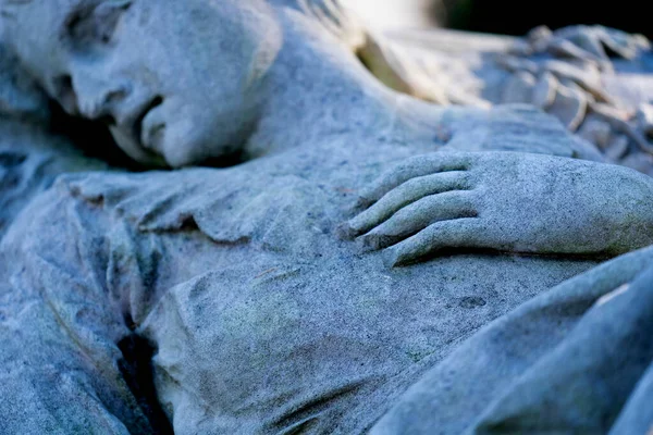 Фрагмент Древней Статуи Конца Человеческой Жизни Красивая Мертвая Женщина Свет Стоковое Фото