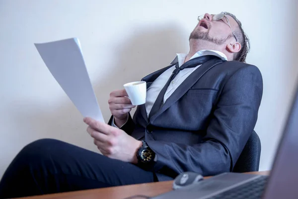 概念形象 职业倦怠 不愿工作 疲惫过度劳累的商人睡在他的工作场所 — 图库照片