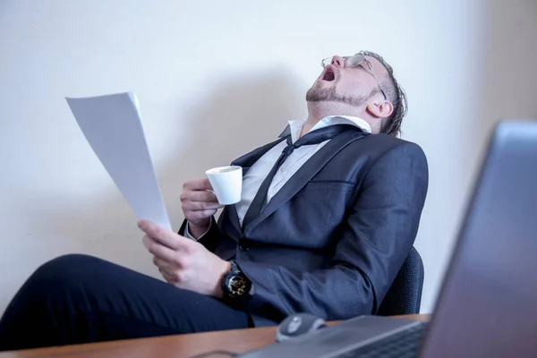 概念形象 职业倦怠 不愿工作 疲惫过度劳累的商人在阅读文件时睡着了 — 图库照片