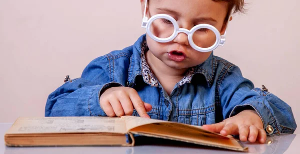 Grappig Portret Van Een Mooi Meisje Dat Het Boek Leest — Stockfoto