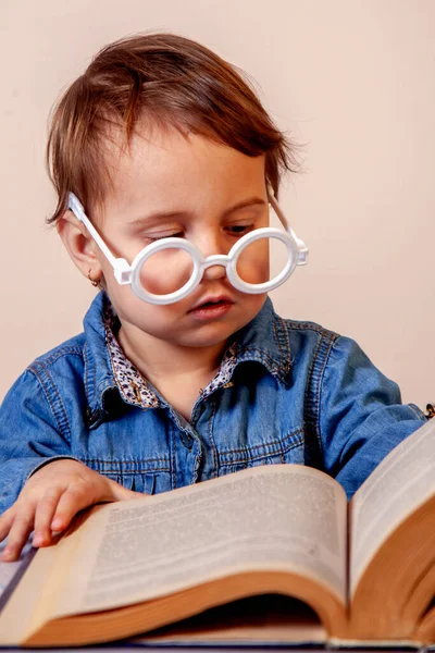 Retrato Una Niña Pequeña Hermosa Leyendo Libro Concepto Sed Conocimiento —  Fotos de Stock