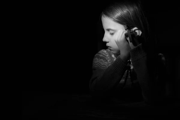 Portré Fiatal Gyönyörű Lány Imádkozik Istenhez Rózsafüzért Szelektív Fókusz Keresztre — Stock Fotó