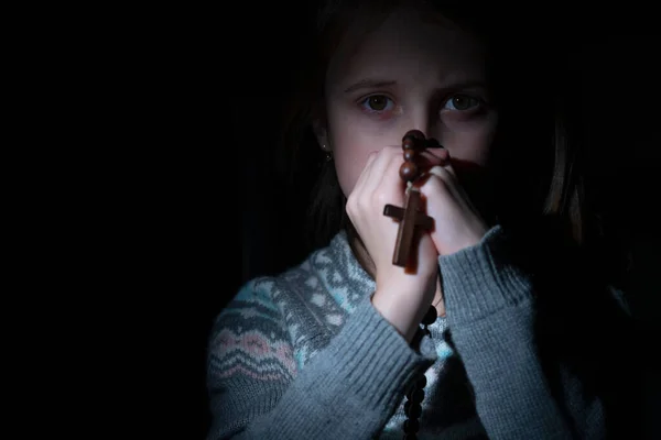 Fiatal Gyönyörű Lány Imádkozik Istenhez Rózsafüzérrel Gyermek Szelektív Fókuszszemei Fénymásolási — Stock Fotó