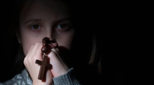 Közelkép Portré Fiatal Gyönyörű Lány Imádkozott Istenhez Rózsafüzért Gyermek Szelektív — Stock Fotó