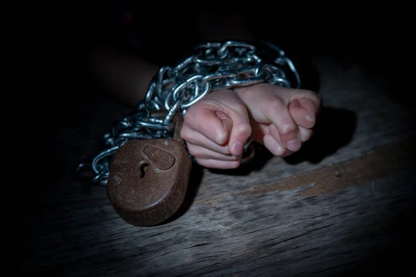 Konzeptbild Der Gefesselten Hände Junger Frauen — Stockfoto