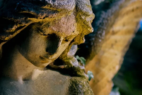 Anjo Triste Feche Fragmento Uma Estátua Antiga — Fotografia de Stock