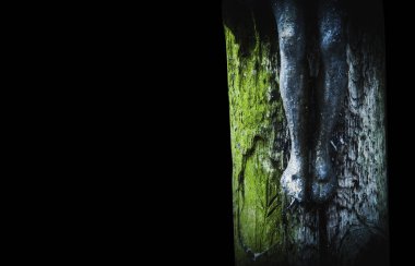 İsa Mesih 'in çarmıha gerilmesi. Çok eski bir ahşap heykel parçası. Siyah arka planda izole edilmiş. Boşluğu kopyala.