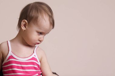 Dışarıda boş alan gören sevimli bir kızın portresi. Uyku vakti geldi. Boşluğu kopyala.