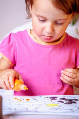 Renkli boyalı şirin küçük bir kızın portresi.