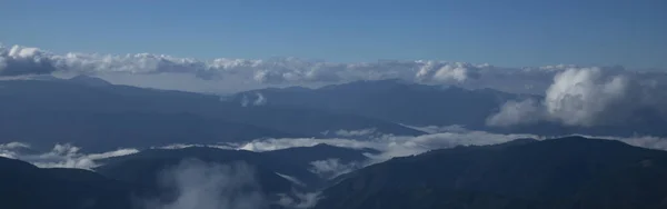 Indah Biru Gelap Pegunungan Lanskap Dengan Kabut Pemandangan Horisontal — Stok Foto