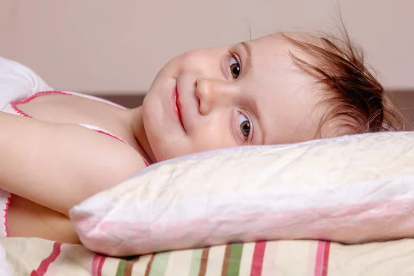 Αξιολάτρευτο Χαρούμενο Χαριτωμένο Κοριτσάκι Για Τον Ύπνο — Φωτογραφία Αρχείου